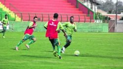 Enquanto isso, cerca de 15 jogadores em observação seguem treinando no estádio Benitão