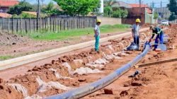 Implantação de adutora em trecho da Avenida dos Costas que logo receberá asfalto