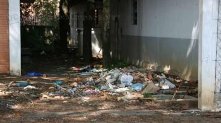 LIVRE ACESSO: a foto não deixa dúvidas. O antigo prédio da Unesp está abandonado