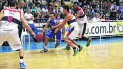 Em vários momentos, time rio-clarense tem individualizado as jogadas, favorecendo a marcação do adversário, que aproveita para obter vantagem no placar