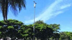 Antena da Vivo afixada nas laterais de postes de iluminação, além das caixas subterrâneas