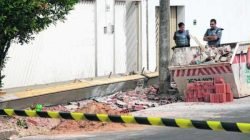 Corpo do homem ficou dividido com a viga: parte do braço foi amputada com o peso da estrutura de concreto e madeira