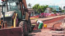 Operário trabalha na implantação da rede coletora de esgoto, que acabou com o mau cheiro na Av. Visconde (foto arquivo)