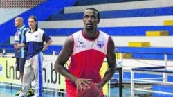 Cícero, que também faz a função de pivô, no treino da última segunda-feira (05), do RC Basquete, no Ginásio Felipe Karam