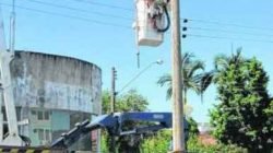 Funcionários da Elektro fazem reparo na rede elétrica em via de Rio Claro (foto arquivo)