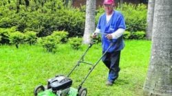 Vanderlei Sangali, 66 anos, há 22 é jardineiro no Sesi em Rio Claro e combate o calor excessivo com água e protetor solar