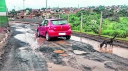 Com as recentes chuvas, piscinões se formam e encobrem os buracos no acesso oferecendo riscos aos motoristas e pedestres