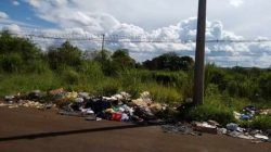 Lixo no entorno do bairro Jardim Parque Jequitibás, em Santa Gertrudes