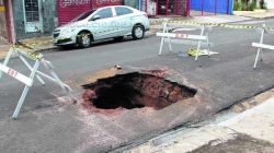 Buraco aberto pela enxurrada na Rua 18, entre as avenidas 5 e 7, no bairro Jardim Claret. Forte chuva foi novamente registrada na tarde dessa quarta-feira (18)