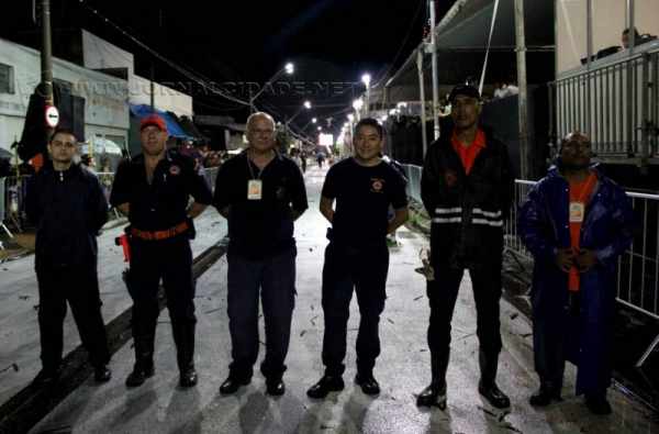 Equipe da Defesa Civil que conta com a participação de voluntários na Passarela do Samba