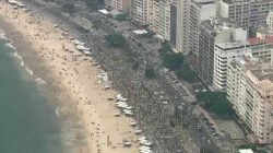 Protesto reúne multidão na praia de Copacabana - ReproduçãoTV GLOBO