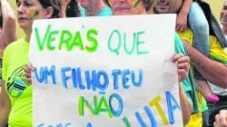 Gritos de ordem contra o PT e a saída da presidente Dilma Rousseff ganharam as ruas do centro de Rio Claro em protesto pacífico realizado na manhã de domingo (15)