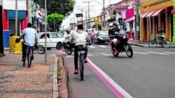 SALVE-SE QUEM PUDER: a foto não deixa dúvidas. Ciclistas na contramão e disputa por espaço no trânsito trazem riscos