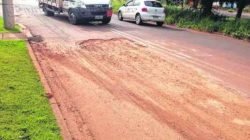 Buraco no asfalto na Avenida 16, Jardim São Paulo, obriga motoristas a invadirem o lado contrário para desviar da vala