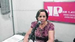 Luci Helena Wendel Ferreira, secretária municipal de Ação Social, no estúdio da Rádio Jovem Pan