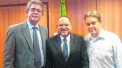 Na foto de arquivo, Du Altimari, o então ministro da Educação, Henrique Paim, e o prefeito de S.J. dos Campos, Carlinhos