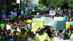 Manifestantes tomaram as ruas centrais de Rio Claro no último domingo (12), pedindo a saída da presidente Dilma Rousseff