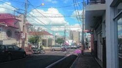 Iluminaria acesa em plena tarde em rua localizada no centro. Elektro entrega parque de iluminação no fim do mês