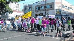 Alunos das escolas estaduais fizeram manifestação no Centro de Rio Claro nesta quinta-feira (17)