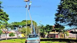 A equipe de manutenção da prefeitura realiza trabalho para funcionamento de luminárias de praça em bairro da cidade