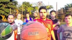 Grupo pede melhorias na quadra de basquete, como reforma do piso. Enquanto isso, arrecada verba para manutenção