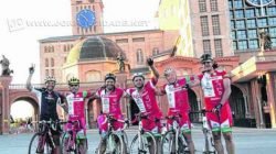 O grupo de ciclistas composto por Vinicius, Alê, Palata, Marcelo, Walter e Ricardo na Basílica de Aparecida, no último sábado