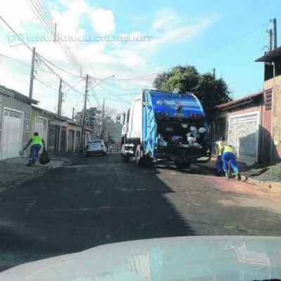 Coletores fazem recolhimento do lixo em bairro de Rio Claro. Serviço funciona normalmente no feriado de quarta-feira (24)