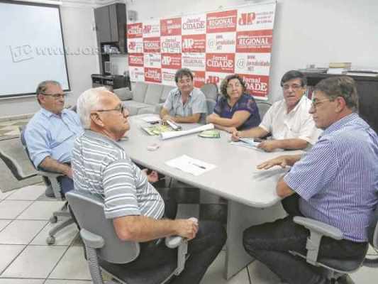 VISITA: os organizadores da 7ª Festa do Produtor Rural em visita ao Grupo JC de Comunicação, ao lado do ex-prefeito de Rio Claro, Lincoln Magalhães