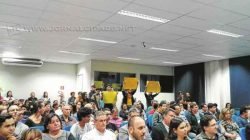 Manifestantes contrários à aprovação do texto do projeto levantaram cartazes durante a sessão camarária do último dia 23