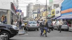 Consumidores caminham pela Rua 3. Essa quarta-feira começou com chuva e frio, mas a temperatura subiu durante a tarde