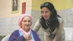 Voluntária ao lado de Dona Ambrosia, 96 anos de idade, que está no abrigo há 16 anos