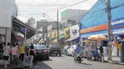 Consumidores caminham pela Rua 3, região central de Rio Claro. Lojistas esperam aumento nas vendas para o Dia dos Pais