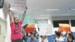 Manifestantes empunharam cartazes em protesto na Câmara