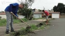 Localizada no Jardim das Palmeiras, a área destinada à recreação e prática esportiva carece de manutenção e alambrado, por isso moradores do bairro se mobilizaram e tomaram a dianteira