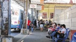 Passageiros aguardam por ônibus no terminal urbano localizado na antiga Estação Ferroviária