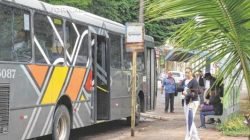 Ônibus da linha suburbana intermunicipal estacionado em ponto