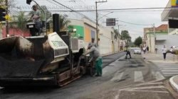 Profissionais fazem recapeamento na Avenida 5 na manhã desta segunda-feira (28)