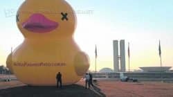 Pato gigante foi instalado em frente ao Congresso (foto ABr)