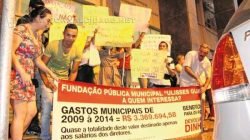 Manifestantes continuaram com os protestos em frente ao Paço Municipal até que todos os vereadores deixassem o recinto