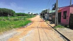 Trecho na Avenida 40 é o único do bairro que ainda não recebeu asfalto; prefeitura informou que está trabalhando para levantar recursos para a pavimentação