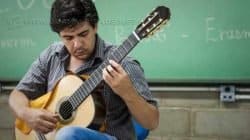 O professor Erasmo Sampaio ministra curso gratuito de violão para alunos corumbataienses no Espaço Cultural Toca