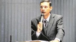 O vereador e segundo-secretário da Câmara Municipal, pastor Anderson Christofoletti, durante defesa do projeto