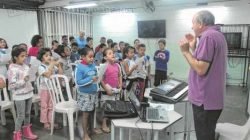 Alunos do coral infantil da Escola Caic realizam apresentação nesta quinta-feira (3)