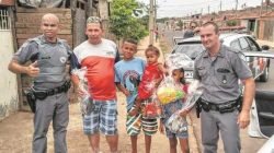 Policiais militares de Rio Claro distribuem brinquedos nos bairros Terra Nova e Boa Vista