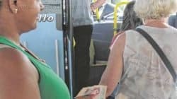 Usuário do transporte coletivo aguarda para entrar em ônibus da Rápido SP no terminal urbano de Rio Claro