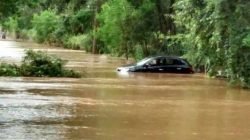 Condutor alcoolizado tenta atravessar área alagada