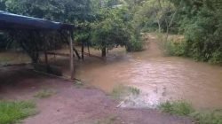 Lama toma conta da Estrada do Sobrado, prejudicando o trânsito, e quem utiliza a via pede intervenção do poder público