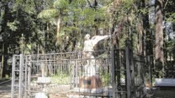 Estátua do Anjo da Concórdia feita de mármore com pedestal de granito fica exposta no Jardim Público (foto arquivo)