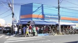 Fila de consumidores formada na porta de uma loja por ocasião da liquidação de janeiro do ano passado (foto arquivo)