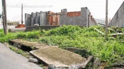 Unidade Básica de Saúde, que deveria ter sido entregue em setembro de 2015, está com as obras paralisadas no bairro Bela Vista; outras UBSs também estão com atraso na entrega